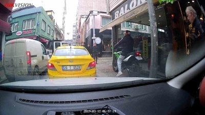 Trafikte kırmızı ışıkta beklememek i&ccedil;in kaldırıma &ccedil;ıktı
