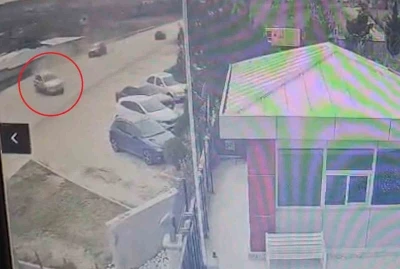 Trafikte korku dolu anlar kamerada: Otomobil b&ouml;yle savruldu
