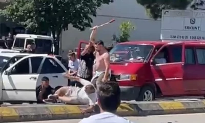 Trafikte meydan kavgası: Ka&ccedil;maya &ccedil;alışan minib&uuml;se taş fırlattılar
