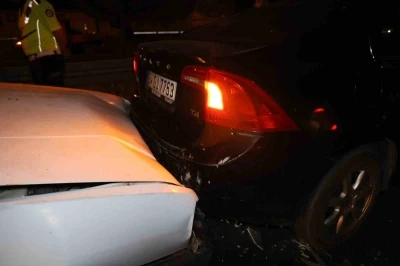 Trafikte selekt&ouml;rl&uuml; tartışma kazayla bitti: 2 yaralı
