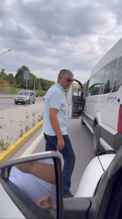Trafikte servis şoföründen sürücüye tehdit: &quot;Nefesini keserim&quot;
