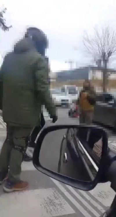 Trafikte silah &ccedil;eken ş&uuml;pheli kıskıvrak yakalandı
