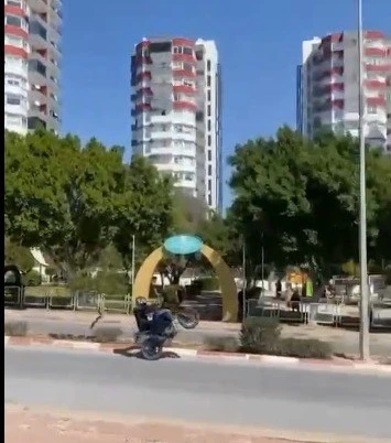 Trafikte şov pahalıya patladı: Motosikleti 60 g&uuml;n men edildi, 172 bin TL ceza kesildi
