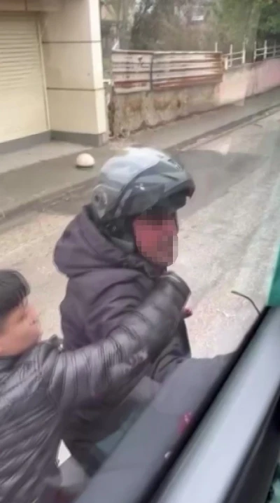 Trafikte tartıştığı servis aracının camını kaskıyla kırdı
