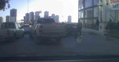 Trafikte tartıştıkları kişinin aracına sopa ve sandalyelerle saldırdılar
