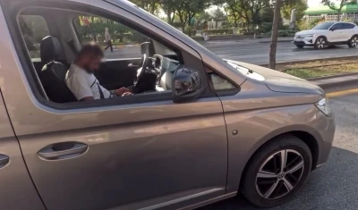Trafikte uyuya kalan sürücü kameraya yansıdı
