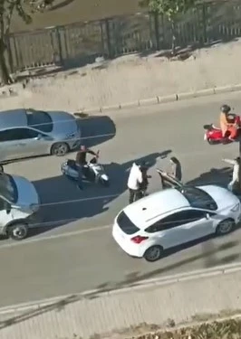Trafikte yol verme kavgası: Birbirlerine yumrukla saldırdılar, o anlar kamerada
