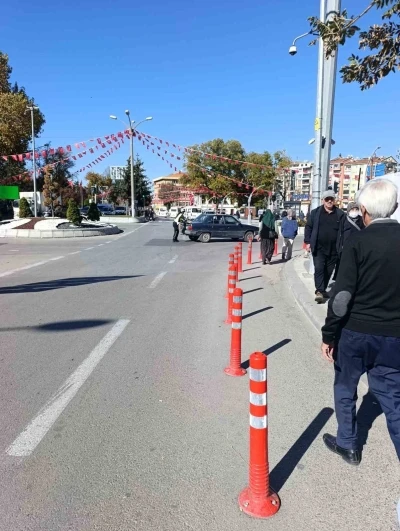 Trafikte yolun ortasında kalan otomobili kadın polis tek başına ittirerek çalıştırdı
