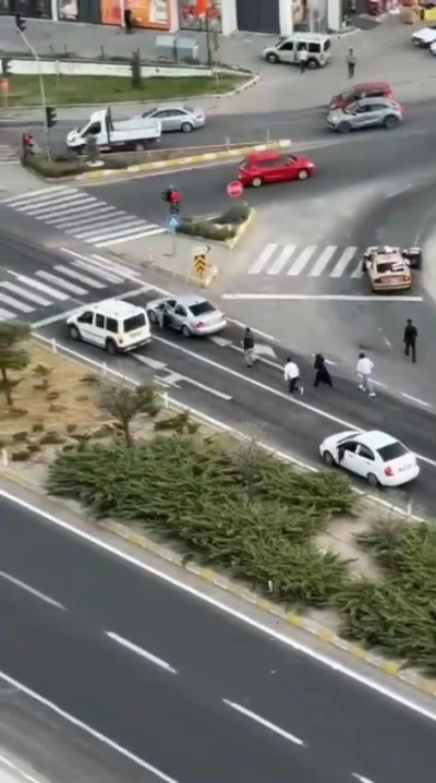 Trafikteki tartışma kameralara yansıdı
