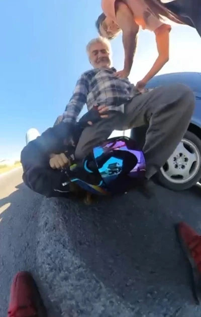 Trafikteki tartışmada kız arkadaşını darbeden sürücüyü takip edip dövdü
