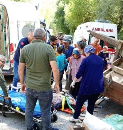 Traktör devrildi: 3’ü ağır 6 yaralı
