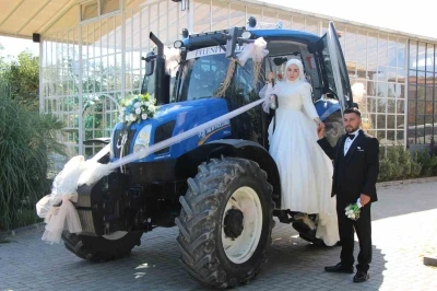 Traktör gelin arabası oldu, gelin direksiyona geçti
