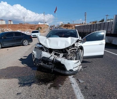 Traktör ile otomobil çarpıştı: 4 yaralı
