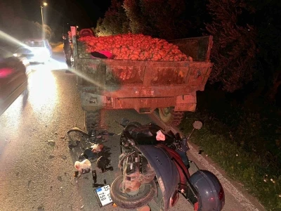 Trakt&ouml;r r&ouml;morkuna &ccedil;arpan motosiklet s&uuml;r&uuml;c&uuml;s&uuml; ağır yaralandı
