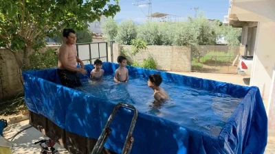 Trakt&ouml;r r&ouml;morkunu havuza &ccedil;eviren dede, torunları i&ccedil;in denizi evin &ouml;n&uuml;ne getirdi
