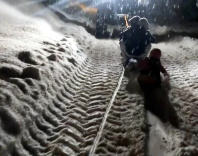 Trakt&ouml;re bağlanan kızaklarla g&uuml;n boyu kayak yaptılar
