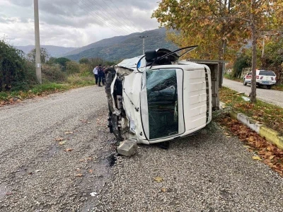 Traktöre çarpmamak için manevra yaptı, devrilen kamyonette yaralandı
