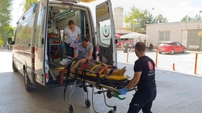 Traktörün altında kalan yaşlı kadın ağır yaralandı
