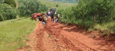 Trakt&ouml;r&uuml;n devrildiği kazada biri &ccedil;ocuk 2 kişi hayatını kaybetti
