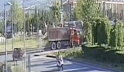 Tramvay ve kamyonun &ccedil;arpıştığı kaza kamerada
