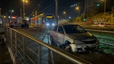 Tramvay yoluna giren alkollü sürücü önce kaçtı sonra geri geldi
