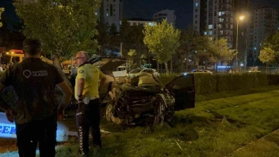 Tramvay yoluna uçan otomobil hurdaya döndü: 1 ölü, 1 yaralı
