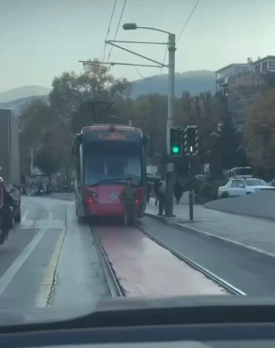 Tramvayın arkasına tutunarak yolculuk eden çocuk yürekleri ağıza getirdi
