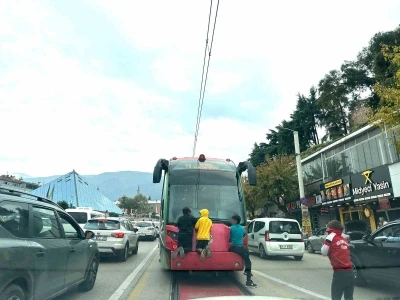 Tramvayın arkasına tutunup ölümle burun buruna geldiler

