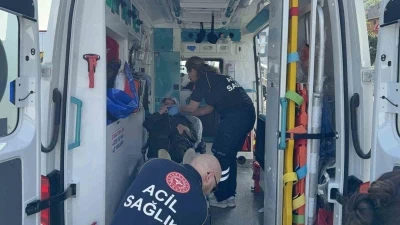 Tramvayın &ccedil;arptığı kadın hastanelik oldu

