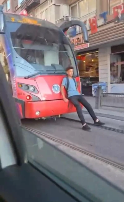 Tramvayla tehlikeli oyun
