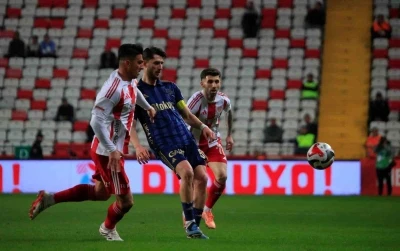 Trendyol S&uuml;per Lig: Antalyaspor: 1 - Fenerbah&ccedil;e: 0  (İlk yarı)
