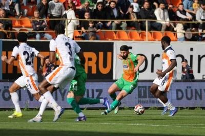 Trendyol S&uuml;per Lig: Corendon Alanyaspor: 0 - RAMS Başakşehir: 2 (İlk yarı)

