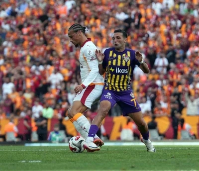 Trendyol Süper Lig: Eyüpspor: 0 - Galatasaray: 0 (İlk yarı)
