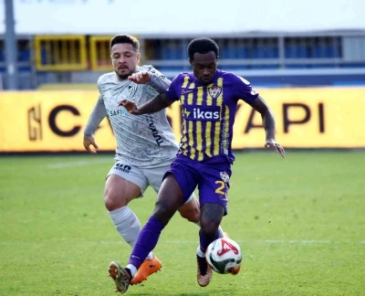 Trendyol S&uuml;per Lig: Ey&uuml;pspor: 0 - Kocaelispor: 1 (İlk yarı)
