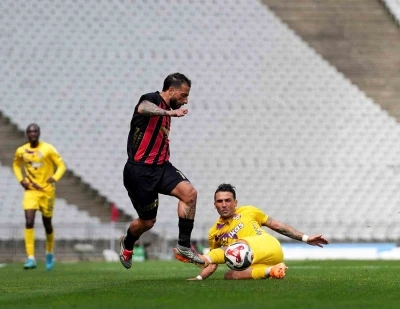 Trendyol S&uuml;per Lig: Fatih Karag&uuml;mr&uuml;k: 1 - Ey&uuml;pspor: 2 (İlk yarı)
