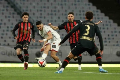 Trendyol S&uuml;per Lig: Fatih Karag&uuml;mr&uuml;k: 1 - Gen&ccedil;lerbirliği: 0 (İlk yarı)
