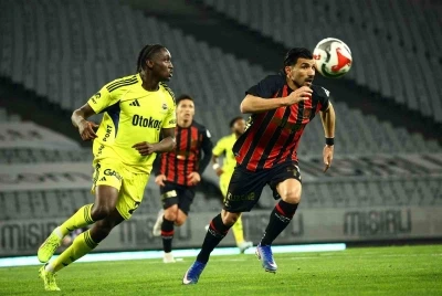 Trendyol S&uuml;per Lig: Fatih Karag&uuml;mr&uuml;k: 2 - Fenerbah&ccedil;e: 0 (İlk yarı)
