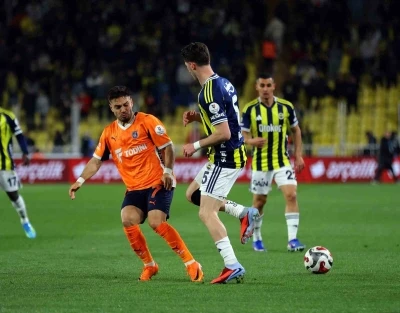 Trendyol S&uuml;per Lig: Fenerbah&ccedil;e: 1 - RAMS Başakşehir: 1 (İlk yarı)
