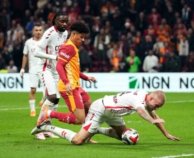 Trendyol Süper Lig: Galatasaray: 2 - Samsunspor: 0 (İlk yarı)
