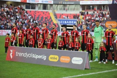 Trendyol Süper Lig: Gaziantep FK: 2 - Antalyaspor: 0 (Maç devam ediyor)
