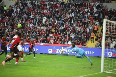 Trendyol Süper Lig: Gaziantep FK: 3 - Antalyaspor: 0 (İlk yarı)
