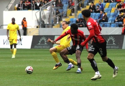 Trendyol S&uuml;per Lig: Gen&ccedil;lerbirliği: 0 - G&ouml;ztepe: 1 (ilk yarı)
