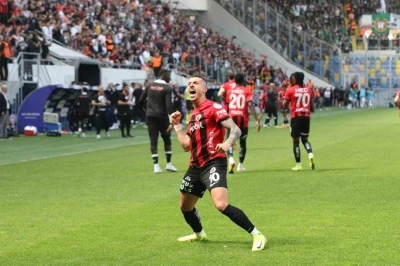 Trendyol S&uuml;per Lig: Gen&ccedil;lerbirliği: 1 - Kocaelispor: 0 (İlk yarı)
