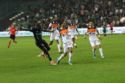 Trendyol S&uuml;per Lig: Kocaelispor: 0 - Başakşehir: 0 (İlk yarı)

