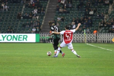 Trendyol S&uuml;per Lig: Kocaelispor: 0 - Fatih Karag&uuml;mr&uuml;k: 0 (İlk yarı)
