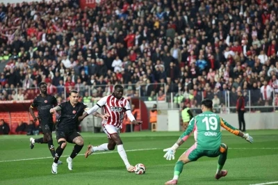 Trendyol S&uuml;per Lig: Samsunspor: 0 - Galatasaray: 1 (Ma&ccedil; devam ediyor)
