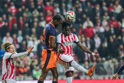 Trendyol S&uuml;per Lig: Samsunspor: 0 - RAMS Başakşehir: 0 (İlk yarı)
