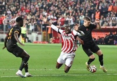 Trendyol S&uuml;per Lig: Samsunspor: 1 - Galatasaray: 1 (İlk yarı)
