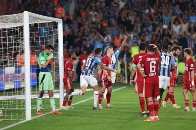 Trendyol Süper Lig: Trabzonspor: 1 - Antalyaspor: 0 (İlk yarı)
