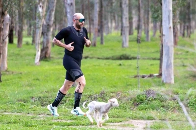 Triatlon yarışında parkura giren kuzu, renkli g&ouml;r&uuml;nt&uuml;lere neden oldu
